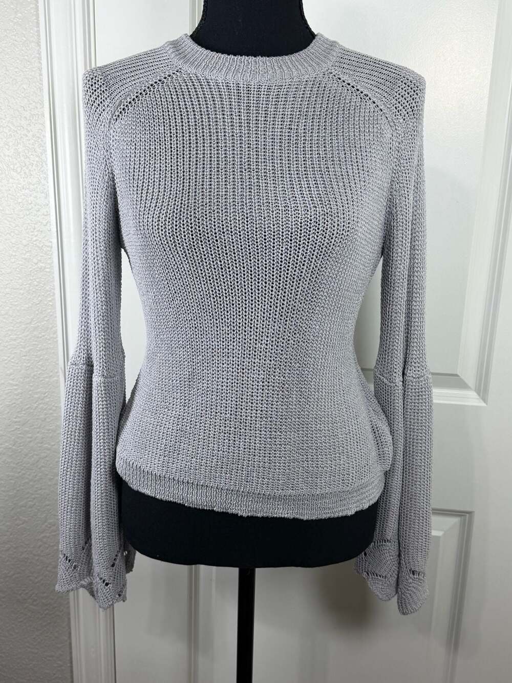Elliatt Womens Grey Knit Long Bell Sleeve Sweater